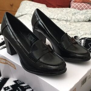 New women shoes Jones New York size 8..5